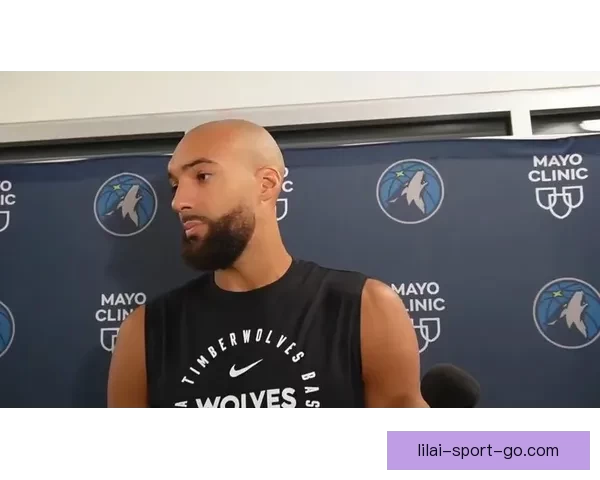 李凯尔：即使无球也专注提升 技术 队伍需围绕戈贝尔组织进攻